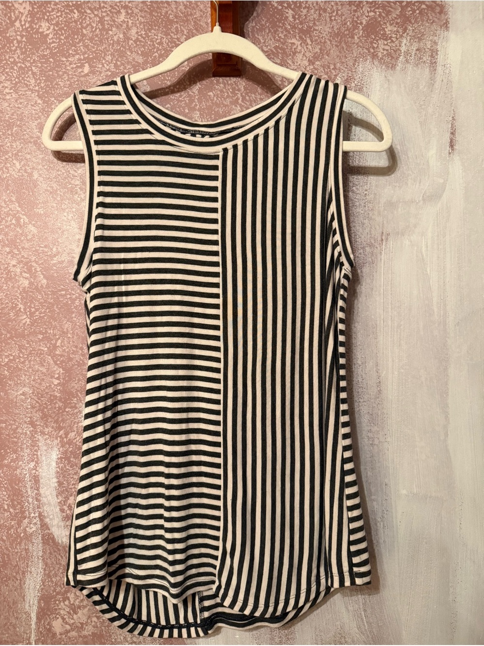CABI Khaki & White Sleeveless Top. Size Small. Charcoal Gray & Ivory